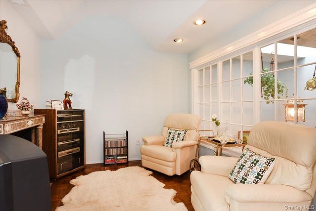 10 Southgate Circle, Massapequa Park, NY 11762