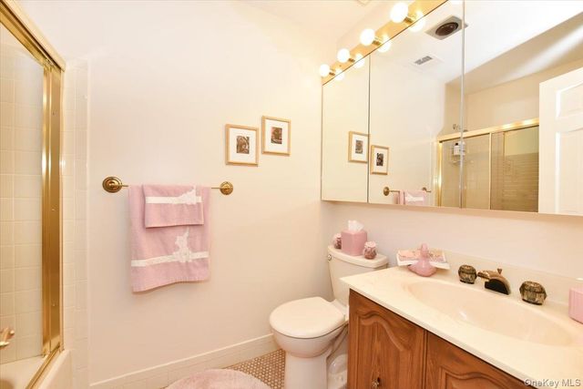 10 Southgate Circle, Massapequa Park, NY 11762