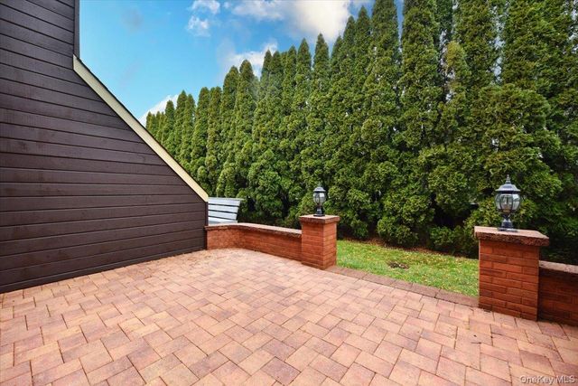 10 Southgate Circle, Massapequa Park, NY 11762