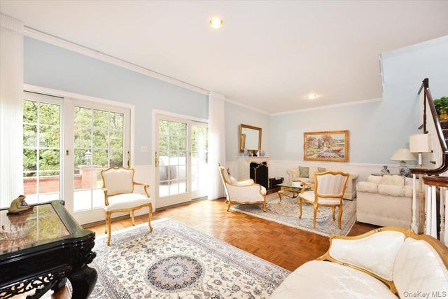 10 Southgate Circle, Massapequa Park, NY 11762