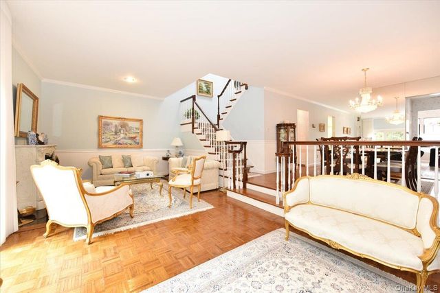 10 Southgate Circle, Massapequa Park, NY 11762