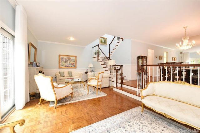 10 Southgate Circle, Massapequa Park, NY 11762