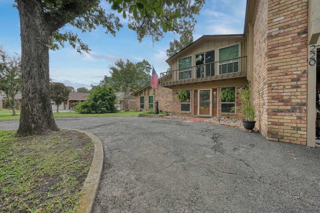 220 Texas Dr, Hideaway, TX 75771