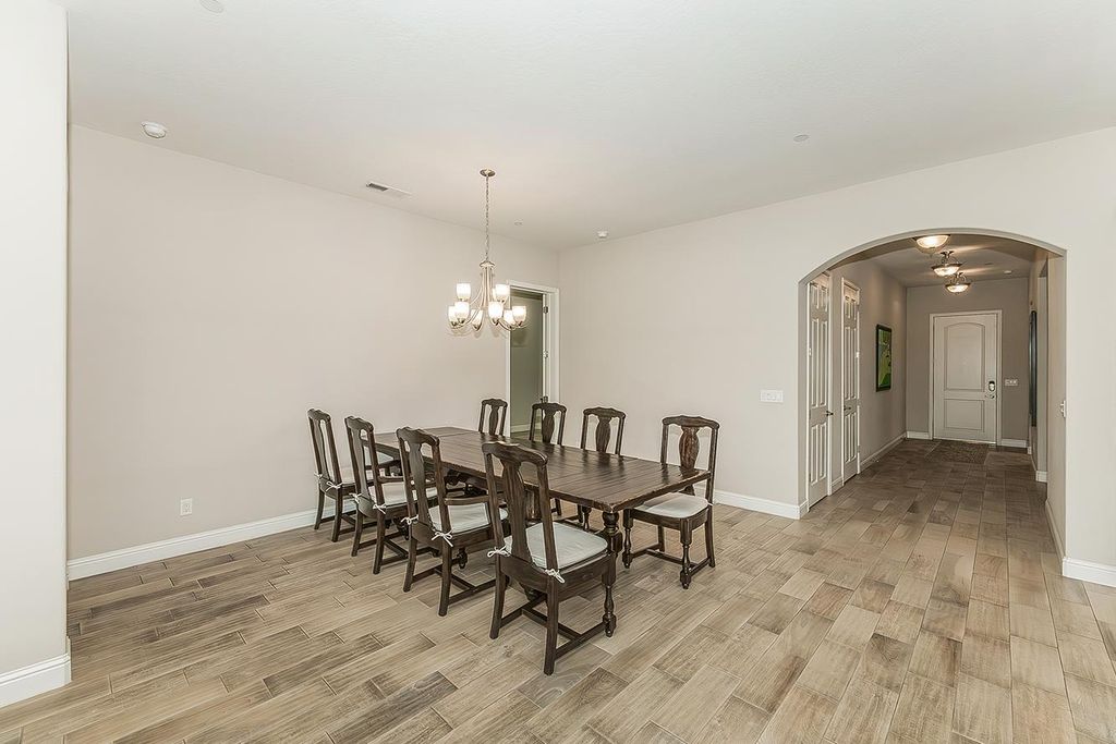 Image 11 of property listing at 1924 E Via Fiore Avenue, Fresno, CA 93730