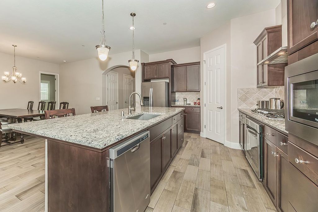 Image 16 of property listing at 1924 E Via Fiore Avenue, Fresno, CA 93730