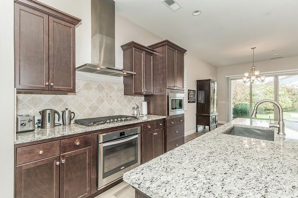 Image 17 of property listing at 1924 E Via Fiore Avenue, Fresno, CA 93730