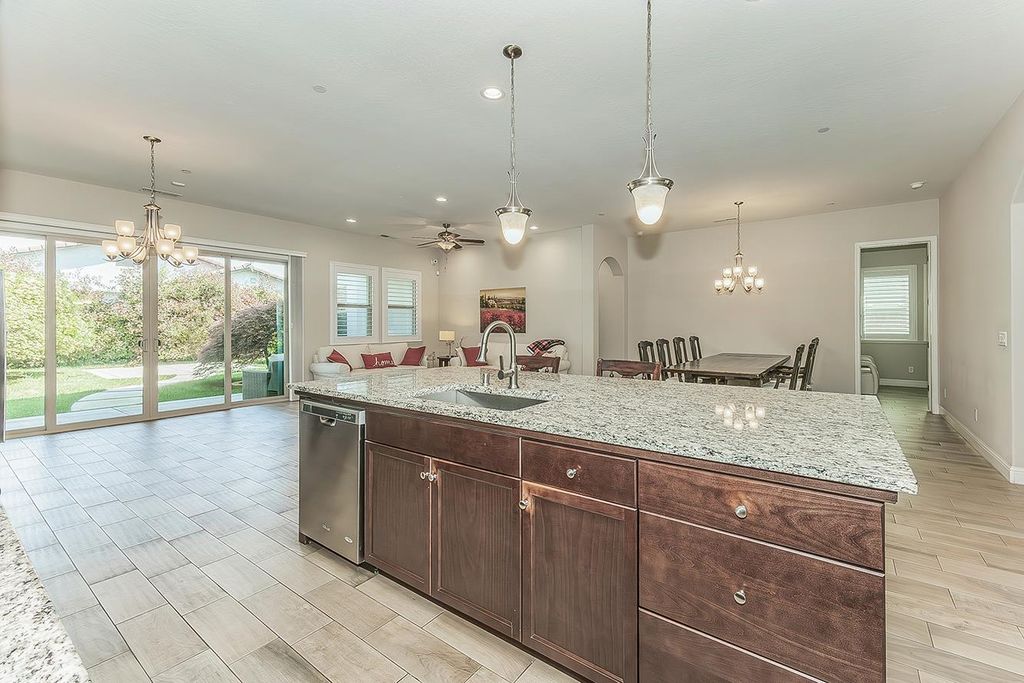 Image 18 of property listing at 1924 E Via Fiore Avenue, Fresno, CA 93730