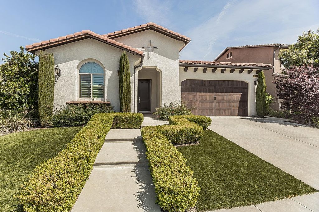 Image 2 of property listing at 1924 E Via Fiore Avenue, Fresno, CA 93730