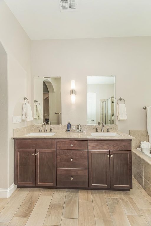 Image 23 of property listing at 1924 E Via Fiore Avenue, Fresno, CA 93730