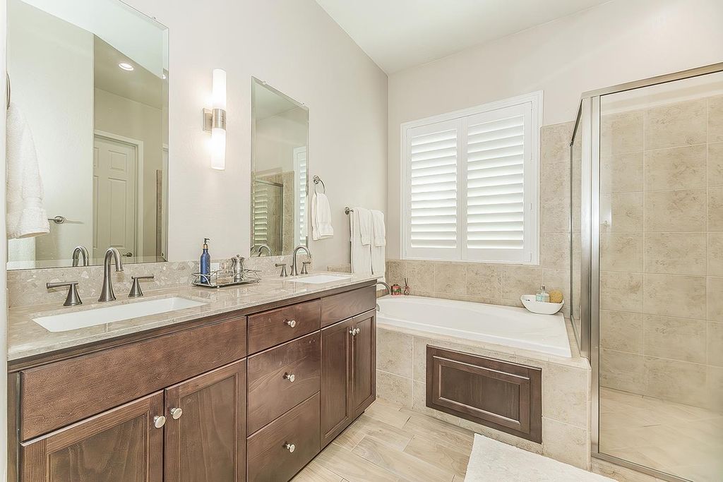 Image 24 of property listing at 1924 E Via Fiore Avenue, Fresno, CA 93730