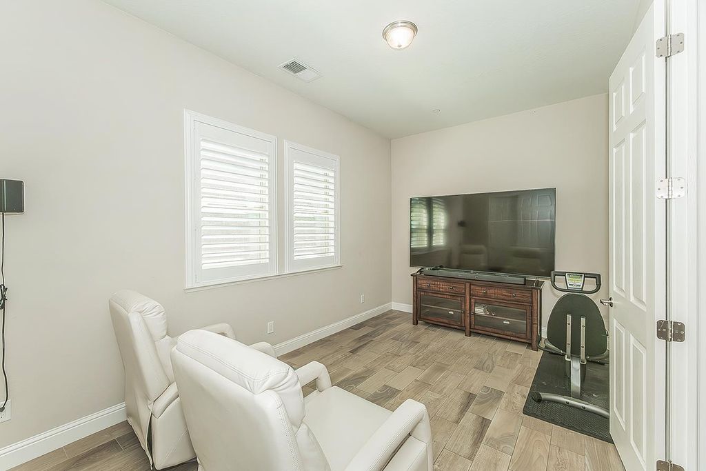 Image 26 of property listing at 1924 E Via Fiore Avenue, Fresno, CA 93730