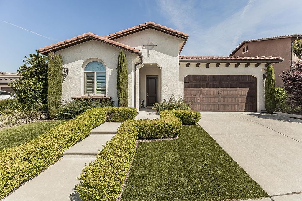 Image 3 of property listing at 1924 E Via Fiore Avenue, Fresno, CA 93730