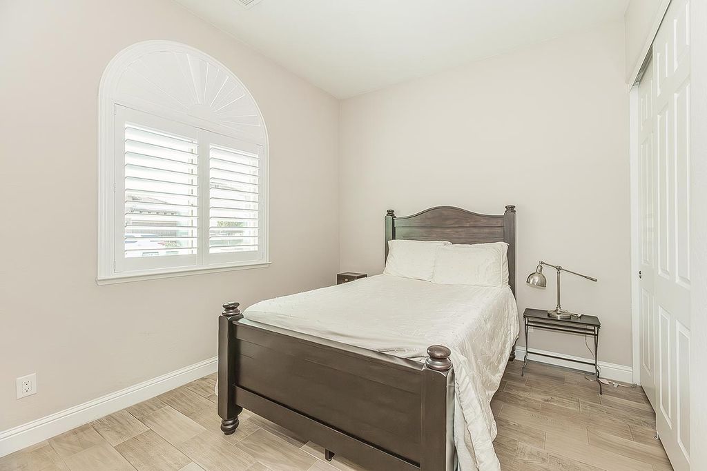 Image 34 of property listing at 1924 E Via Fiore Avenue, Fresno, CA 93730