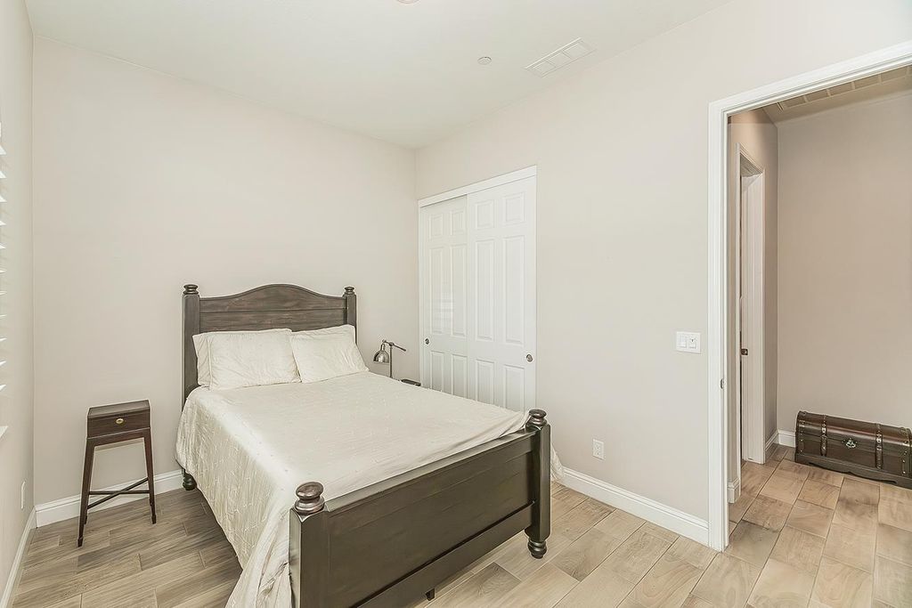 Image 35 of property listing at 1924 E Via Fiore Avenue, Fresno, CA 93730