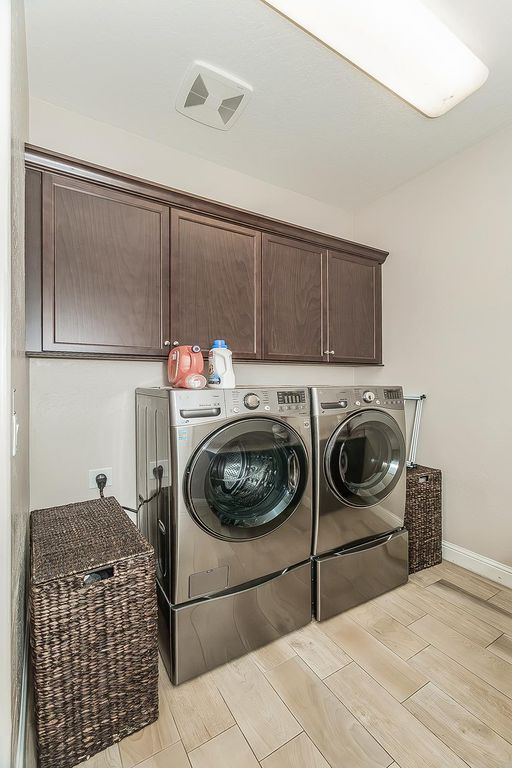 Image 37 of property listing at 1924 E Via Fiore Avenue, Fresno, CA 93730