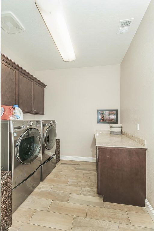 Image 38 of property listing at 1924 E Via Fiore Avenue, Fresno, CA 93730