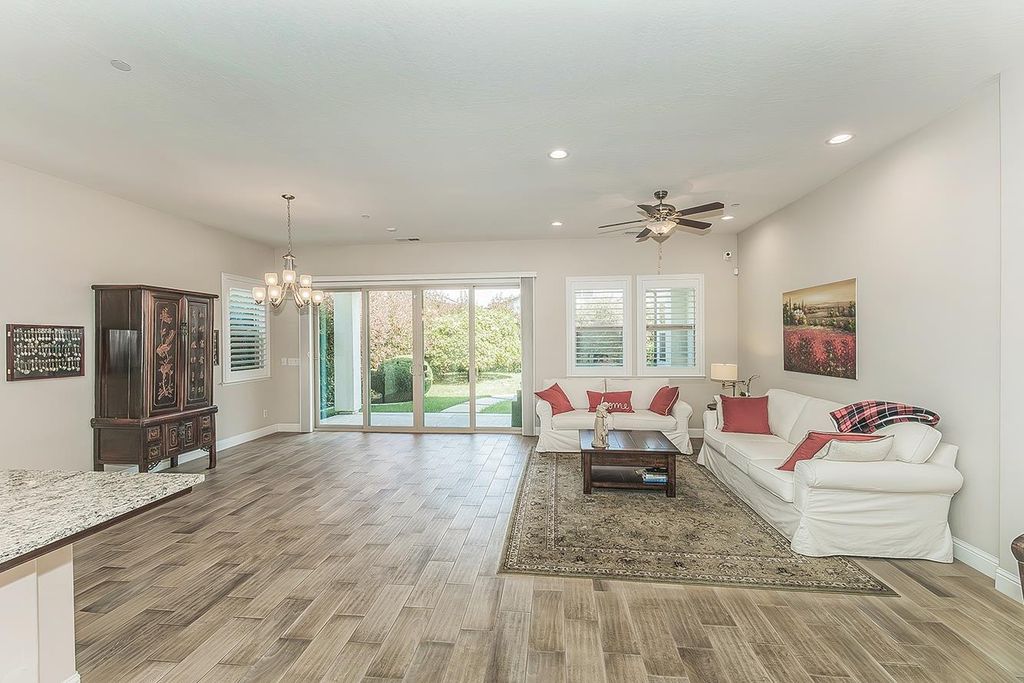 Image 4 of property listing at 1924 E Via Fiore Avenue, Fresno, CA 93730