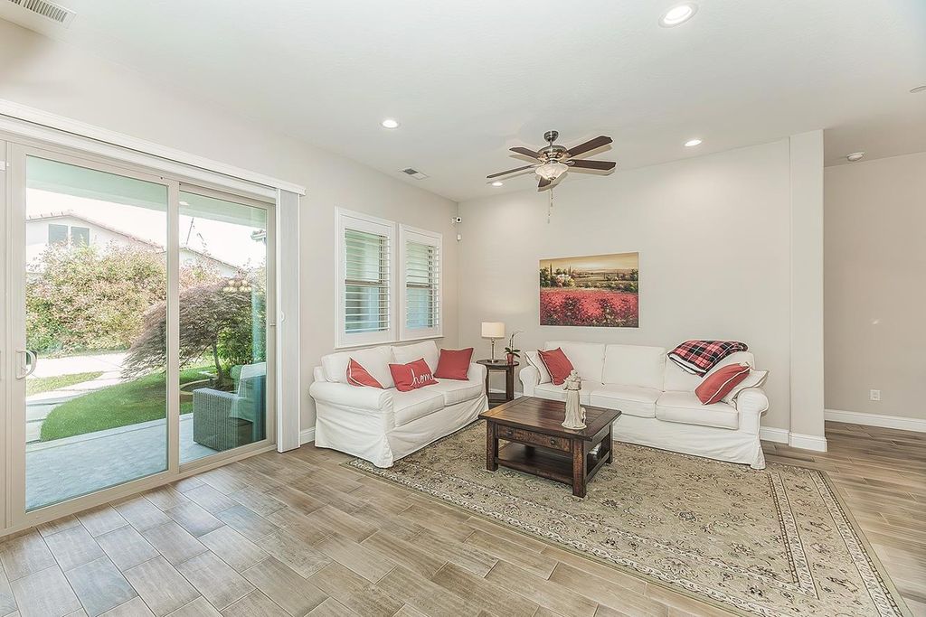 Image 5 of property listing at 1924 E Via Fiore Avenue, Fresno, CA 93730