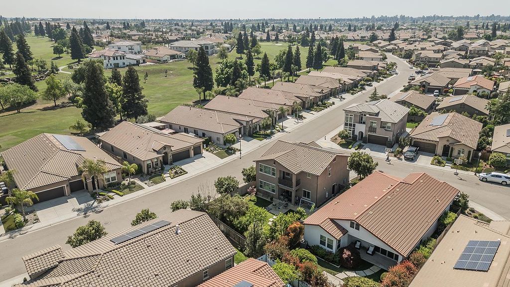 Image 55 of property listing at 1924 E Via Fiore Avenue, Fresno, CA 93730