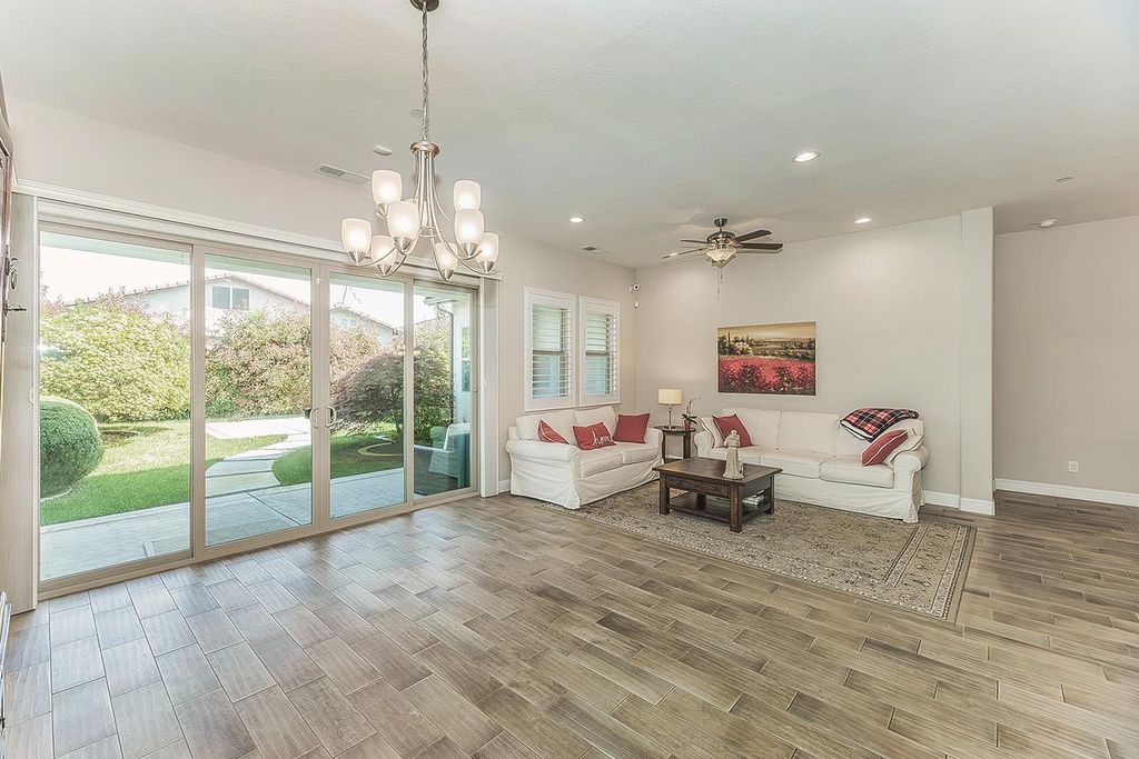 Image 6 of property listing at 1924 E Via Fiore Avenue, Fresno, CA 93730