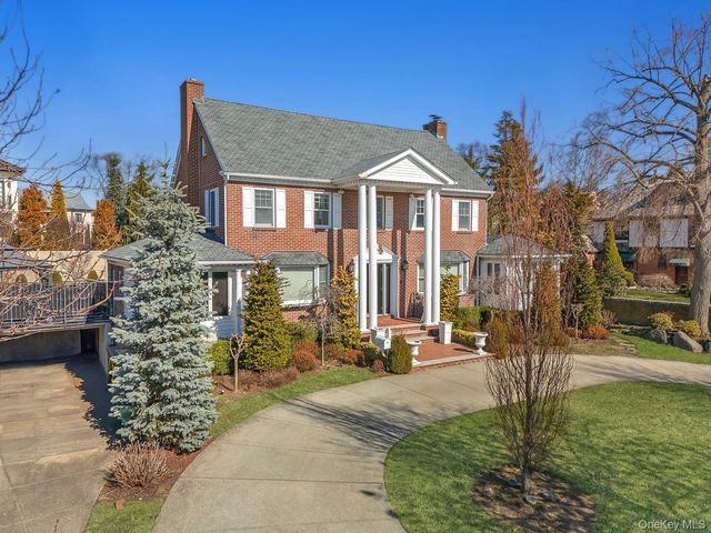 27 Center Drive, Malba, NY 11357