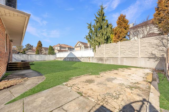 27 Center Drive, Malba, NY 11357