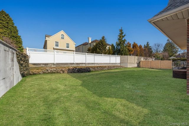 27 Center Drive, Malba, NY 11357