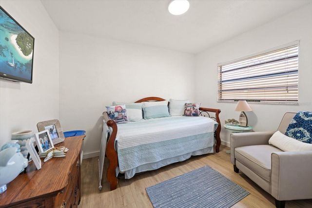 3290 70TH AVENUE N, St Petersburg, FL 33702