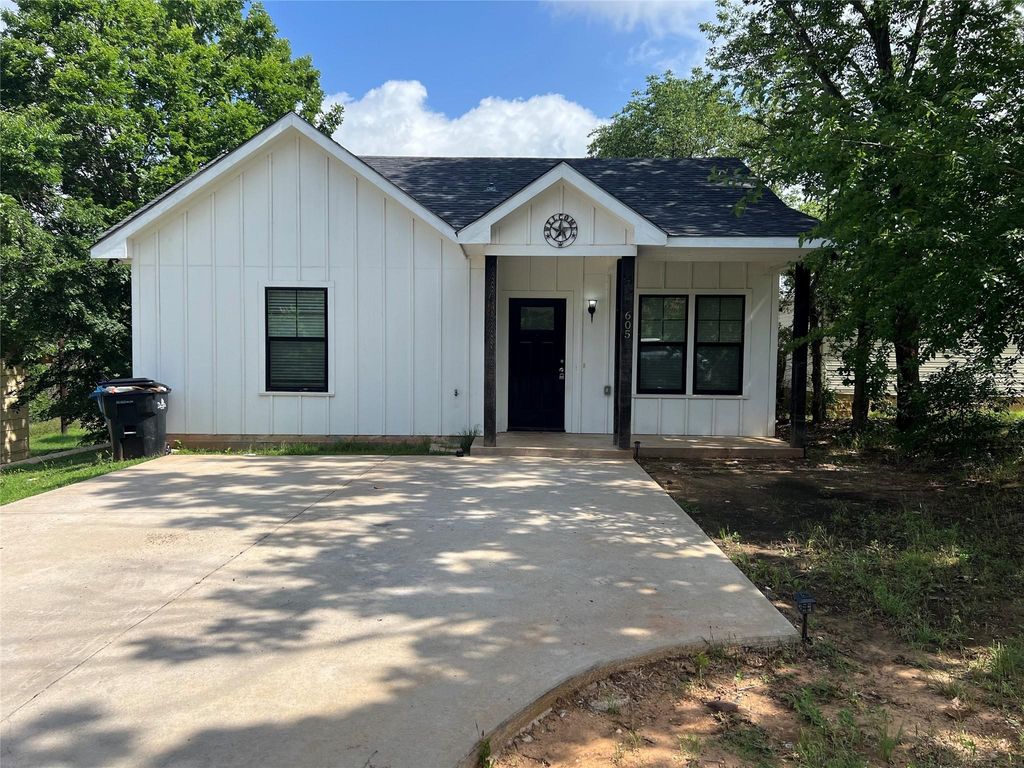 605 W MARTIN LUTHER KING Street, Denison, TX 75020