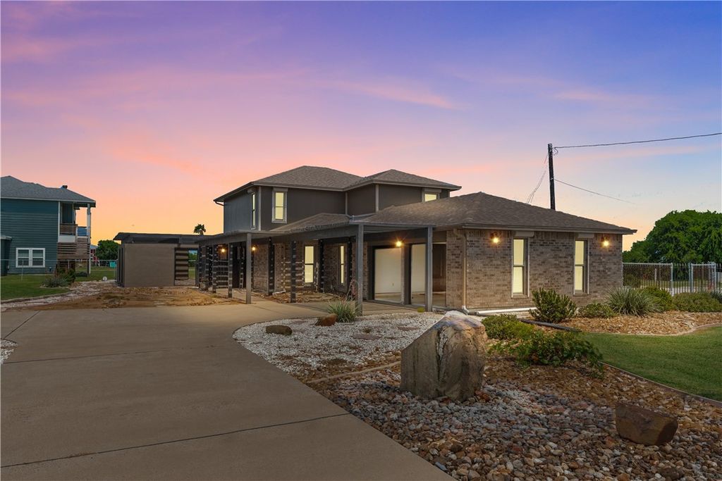 200 Elm St, Portland, TX 78374 — exterior