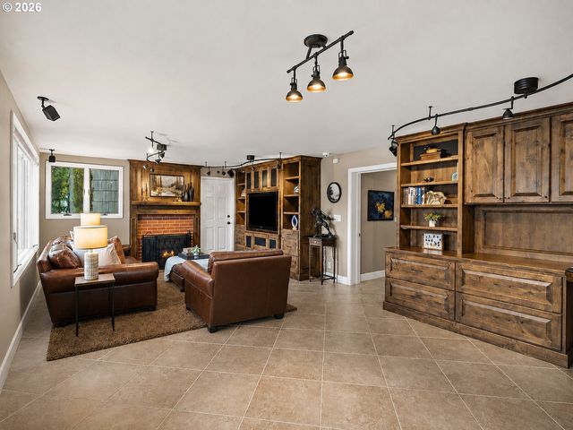 16755 GRAEF Cir, Lake Oswego, OR 97035