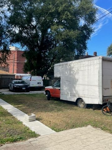 6812 S Saint Lawrence Avenue, Chicago, IL 60637