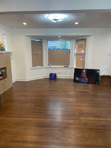 6812 S Saint Lawrence Avenue, Chicago, IL 60637