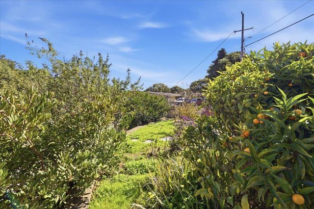 17 Los Encinos Drive, Del Rey Oaks, CA 93940