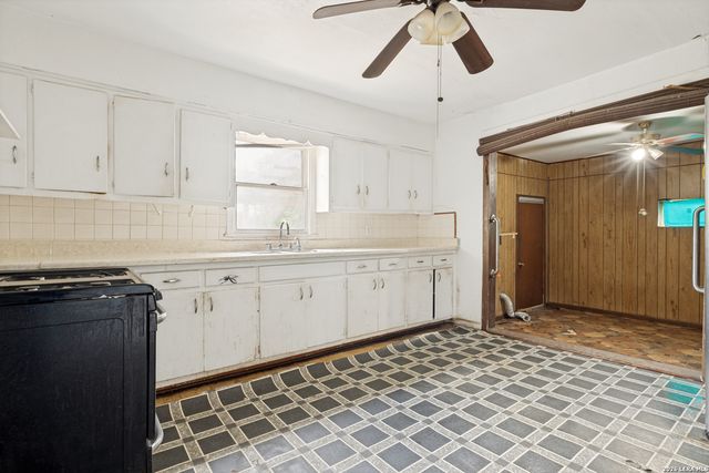 204 3RD ST, Converse, TX 78109