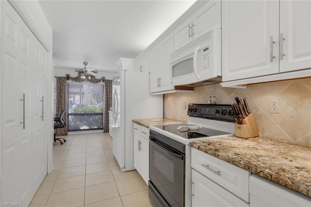 4240 Chantelle DR B103, Naples, FL 34112