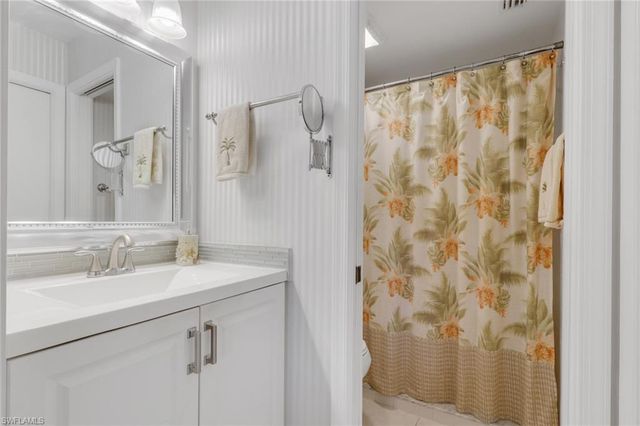 4240 Chantelle DR B103, Naples, FL 34112