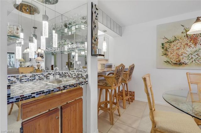 4240 Chantelle DR B103, Naples, FL 34112