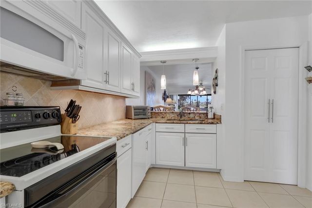 4240 Chantelle DR B103, Naples, FL 34112