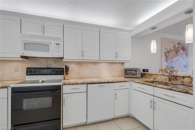 4240 Chantelle DR B103, Naples, FL 34112