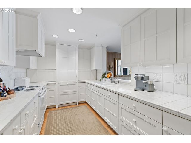 305 S MONTGOMERY St, Portland, OR 97201