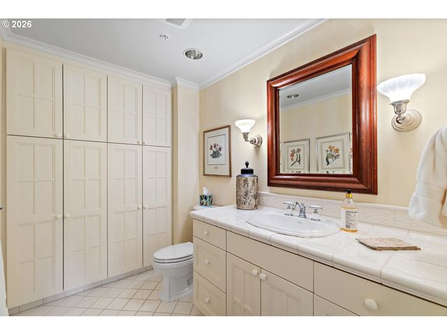 305 S MONTGOMERY St, Portland, OR 97201