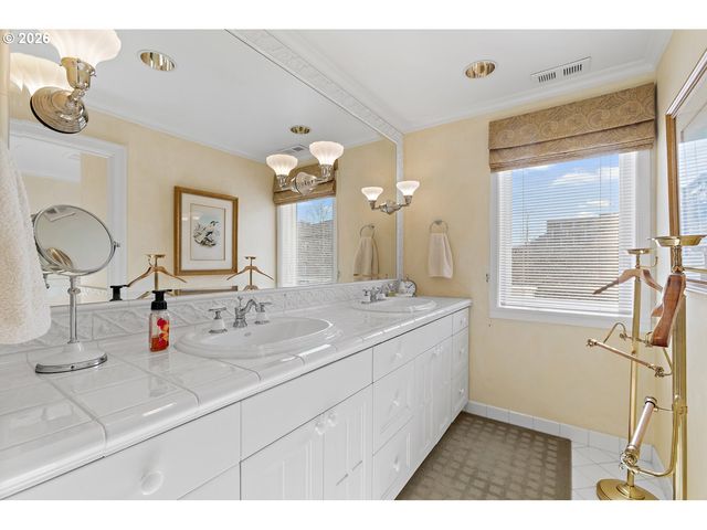 305 S MONTGOMERY St, Portland, OR 97201