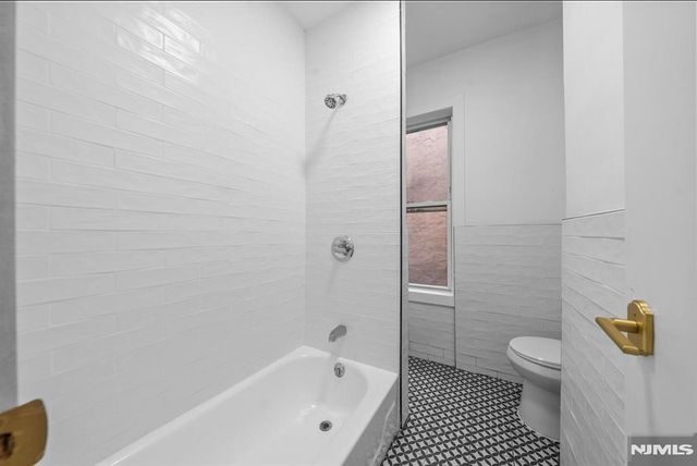 64 Oak Street, Jersey City, NJ 07304