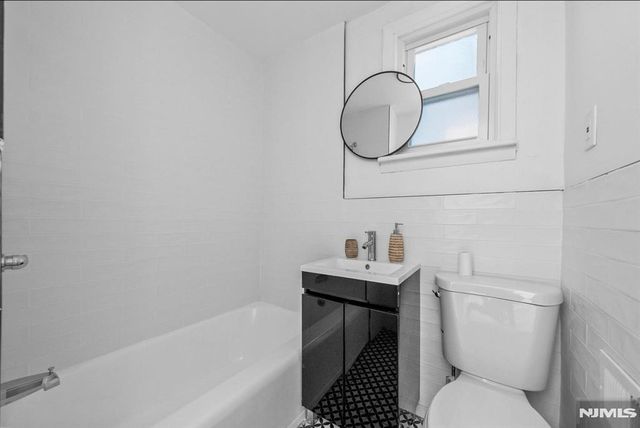 64 Oak Street, Jersey City, NJ 07304