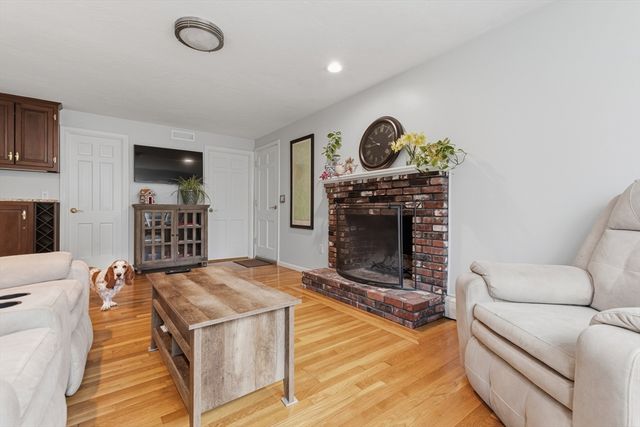 14 Fox Hill Rd, Framingham, MA 01701