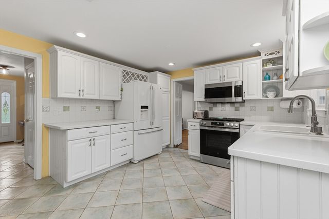 14 Fox Hill Rd, Framingham, MA 01701