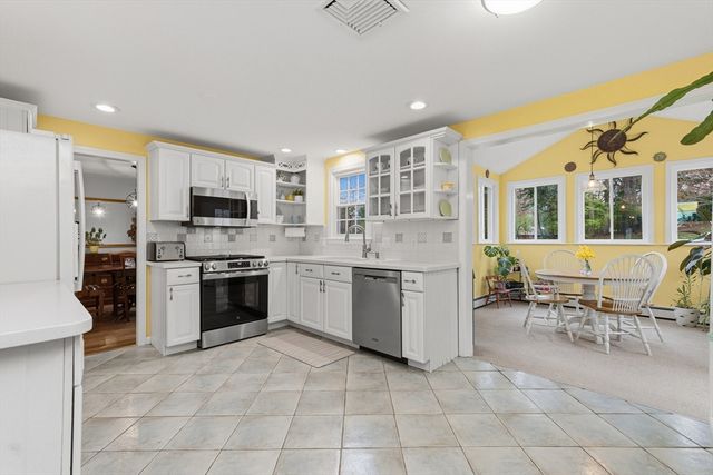 14 Fox Hill Rd, Framingham, MA 01701