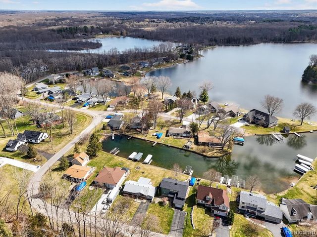 3318 Shawnee Trail, Pinckney, MI 48169