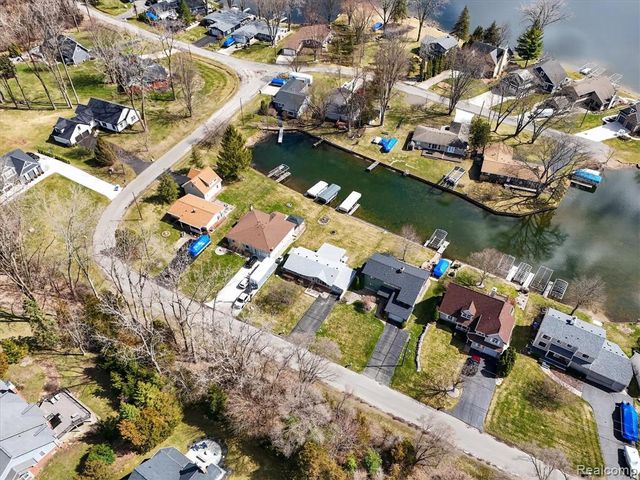 3318 Shawnee Trail, Pinckney, MI 48169